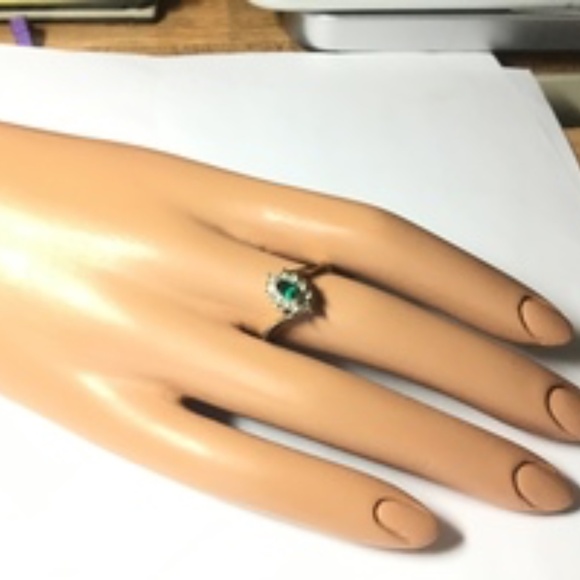 Vintage Gold Electroplated Cluster Ring with Emerald-Green Center Crystal - Picture 3 of 4